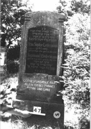 Grabstein 44 (Index: 99805376) Material: Granit, schwarze Marmorplatte Zustand: gut, Schriftplatte mehrfach gesprungen Maße HxBxT: 180x68x24 cm Beschreibung: Stele, Sockel, giebelartiger Abschluß, Schriftplatte Besonderheit: Doppelgrab für Eheleute: Grabstein 44