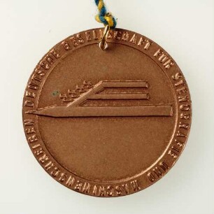 Ereignismedaille 9. Stenografentag der DDR in Leipzig 1967 am gelb-blauen Band : Medaillensammlung Stenografische Sammlung. Ereignismedaille 9. Stenografentag der DDR in Leipzig 1967 am gelb-blauen Band. Kunststoff; Durchmesser 40 mm, Gewicht 1 g (1967). Dresden: SLUB R c 0357
