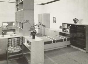 Jugendzimmer : Ausstellungskoje mit Jugendzimmer- und Schlafzimmermöbeln (1975; VEB Möbelkombinat Eisenberg)