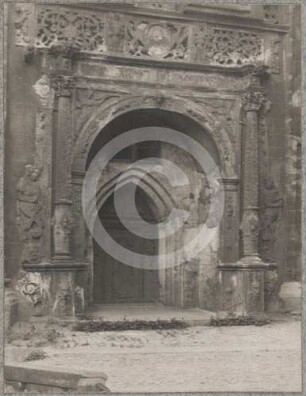Südportal der katholischen St. Martinskirche Jauer