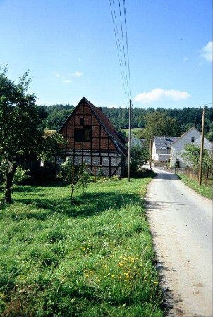 Blick entlang der Dorfstraße, Fachwerkscheune