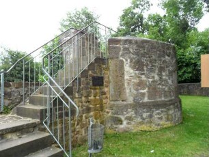 Totenkirche (Romanische Gründung)-Kirchhof im Norden mit Rest Rondellturm und Kirchhofmauer (Wehrgang mit Steinbrüstung und Schießscharten abgetragen)