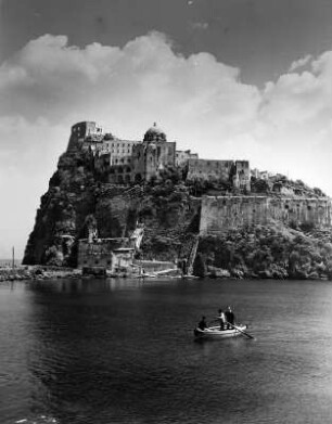 Ischia. Castello di Gerono. Ansicht der mittelalterlichen Siedlung auf dem der Küste vorgelagerten Trachytkegel