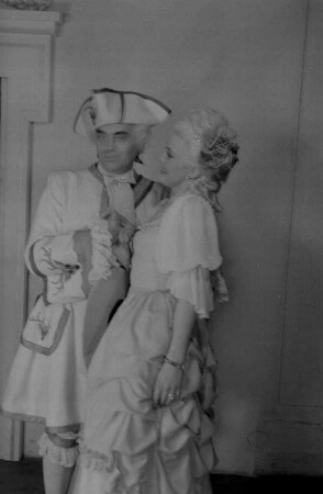 Szenenbilder aus der Operette "Die Dubarry" von Karl Millöcker und Theo Mackeben am Metropol-Theater Berlin