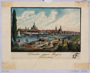 Stadtansicht von Dresden, Blick von der rechten Elbseite nach Südwesten auf die Altstadt, im Vordergrund Spaziergänger und Arbeiter an der Elbe
