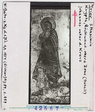 Trier, St. Maximin, Krypta: Rückwand, obere Zone, Johannes unter dem Kreuz