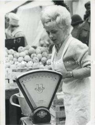 Obsthändlerin auf dem Markt vor dem West-Berliner Rathaus Schöneberg