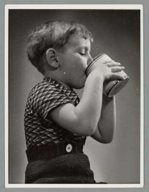 Portrait eines Jungen aus einer Tasse trinkend
