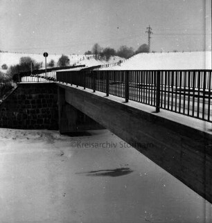 Trave mit Eis- und Schneedecke: Brücke zwischen Klein Wesenberg und Groß Wesenberg: hinten Knicklandschaft: Winter