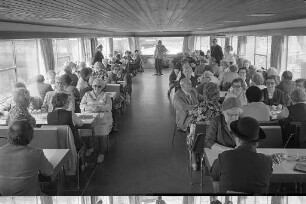 Beginn der diesjährigen Ausflugsfahrten für ältere Menschen mit dem Fahrgastschiff "Karlsruhe"