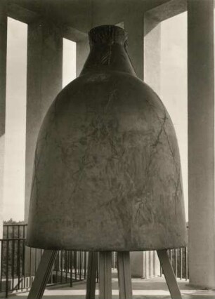 Weimar. Nationale Gedenkstätte Buchenwald auf dem Ettersberg. Glocke (W. Grzimek) auf Gestell (F. Kühn)