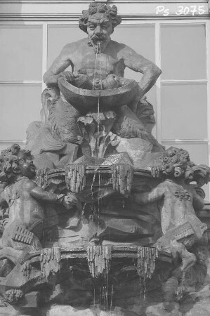 Großer Brunnen mit Hippokamp : Großer Brunnen mit Hippokamp. Sandstein (um 1715; J. J. Kretzschmar, Werkstatt Balthasar Permoser). Dresden: Zwinger, Südliche Langgalerie