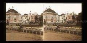 Blick über Grünanlage mit Gartenstühlen zu Littkes Sektpavillon, Budapest