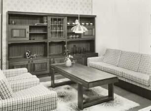 Couchtisch : Wohnzimmermöbel. Anbauwand (1975; Möbelkombinat Nord (MKN)) mit Sitzgruppe und Couchtisch