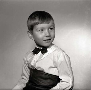 Fotografie eines Jungen mit Fliege