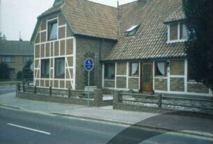 Poststraße 2: traufständiges Fachwerkhaus: Straßenfront mit Eingangstür und Gaube: links Querbau, Giebelseite: links hinten Einmündung von Straße Steinern