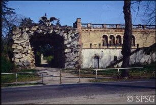 Potsdam, Park Sanssouci, Nördliches Sanssouci, Felsentor und Mühlenhaus.