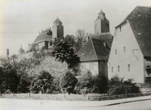 Eilenburg, Burg : Eilenburg. Mühlstraße. Blick von der Beutelmühle (Stadtmühle) nach Nordwesten zum Burgberg mit Amtshaus (Kreisgericht) und Türmen der Burg
