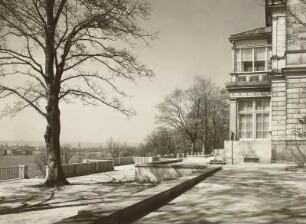 Dresden, Lingnerschloss, Außenaufnahme, Gartenterrasse mit Blick auf die Stadt : 1957 bezog der Dresdner Klub, später Dresdener Klub der Intelligenz, das Lingnerschloss. Es wurde dafür 1956/57 umgebaut.