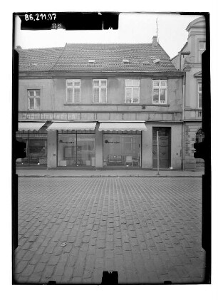 Grabow, Karl-Marx-Straße (Große Straße) 5. Wohnhaus mit Laden. Straßenfront (Teilansicht)