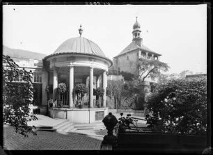 Karlsbad (Karlovy Vary/Tschechische Republik). Schlossbrunn und Schlossturm