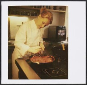 Cornelia Poletto beim Zerkleinern von Labskaus bei den Mahlberger Kochtagen