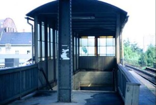 Überdachung der Treppe zum Bahnsteig