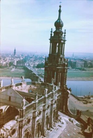 Dresden-Altstadt. Blick vom Georgentor über die zerstörte Hofkirche und die Elbe mit Augustusbrücke nach Nordnordost zur Neustadt
