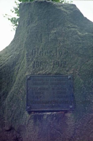 Bürgerpark: Exer: Gedenkstein des Männer-Turnvereins MTV Oldesloe von 1862 für die Gefallenen im Ersten Weltkrieg: Detailaufnahme: Metallplatte mit Inschrift