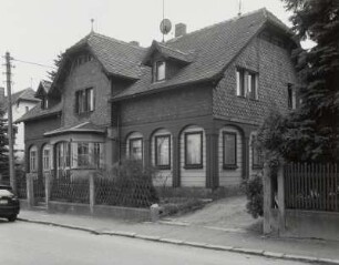 Neugersdorf, Wohnhaus : Neugersdorf. Wohnhaus. Friedrich-Ludwig-Jahn-Straße 10. Nach 1900. Straßenansicht mit Einfriedung