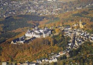 Schloß Augustusburg : Schloß und Stadtzentrum mit Stadtkirche St. Petri gegen Erdmannsdorf