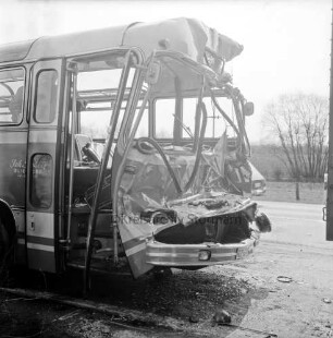 A 1: bei Stapelfeld: Verkehrsunfall: in Autobahnbaustelle: Auffahrunfall von zwei Bussen und einem Lastwagen: ein Unfall-Bus mit eingedrückter Front: auf Straße Glassplitter: rechts Heck von Unfall-Lkw [angeschnitten]: hinten Fahrbahn, Weide, Büsche, 30. April 1969