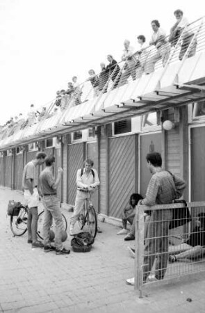 Freiburg: Seepark, Open Air Classic Konzert, Zaungäste am Stadion Balkon
