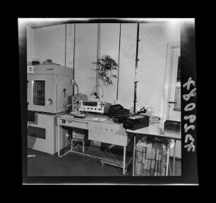 Technische Geräte in der Abteilung Diode, Foto 1973