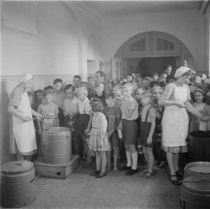 Berlin-Wilmersdorf. 3. Schule. Schulkinder während der Essenausgabe