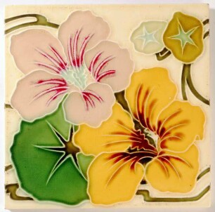 Fliese mit floralem Dekor