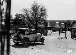 Opel : Expeditionsautomobil vor einem Dorf
