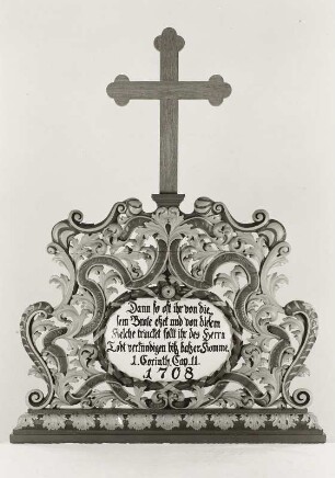 Schriftkartusche als Altaraufsatz