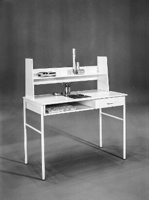 Schreibtisch mit Regalaufsatz : Leipzig. Leipziger Herbstmesse, 1986. Schreibtisch mit Regalaufsatz. Holz, weiß beschichtet (1986; VEB Märkische Möbelwerke Trebbin)