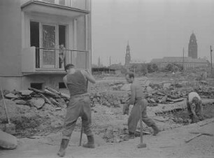 Dresden. Wohnungsbau, im Hintergrund Kreuzkirche undRathaus