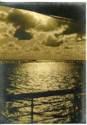Blick über die Reling auf das ruhige Meer