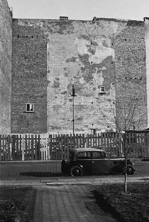 In Berlin-Schöneberg : In Berlin-Schöneberg, Albertstrasse mit DKW