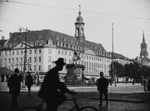 Szene aus dem Dokumentarfilm "Dresden, das Elbflorenz und seine Umgebung": Neustädter Markt mit Neuem Rathaus und Goldenem Reiter, rechts am Bildrand die Dreikönigskirche
