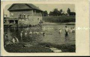 Soldaten und Kinder baden in einem Fluss