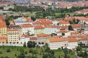 Häuser auf der Kleinseite : Blick vom Aussichtsturm auf dem Laurenziberg auf die Häuser der Kleinseite, seitlich vom Burgberg Hradschin. Aufgenommen in Prag am 31. Juli 2009