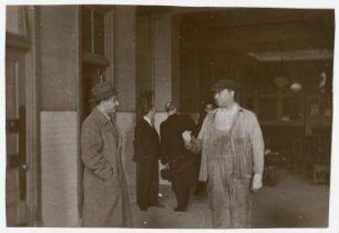Der Journalist Dr. Franz Hoellering mit einem Hausmeister von Ellis Island, New York. links: Dr. Franz Hoellering