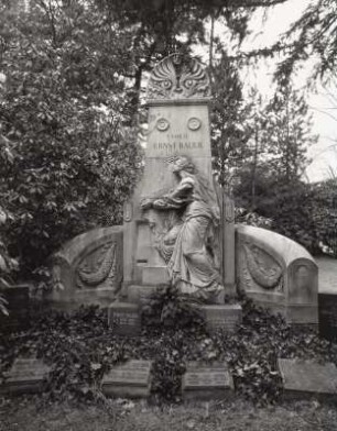 Grabmal der Familie Ernst Bauer