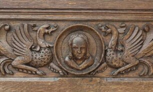 Portrait flankiert von zwei Fabelwesen