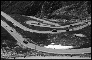 Airolo: Serpentinen der Passstraße, von oben