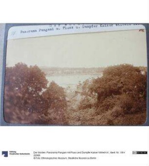 Der Norden. Panorama Pangani mit Fluss und Dampfer Kaiser Wilhelm II.